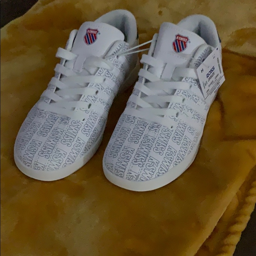 Tennis shoes